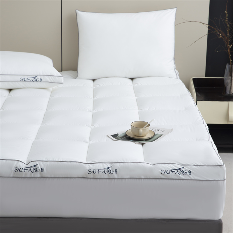 Özelleştirilmiş Baskı Logo Mikrofiber Dolgulu 40'lı Yıllar Borulu Yatak Topperlı Downproof Kumaş Özelleştirilmiş Baskı Logo Mikrofiber Dolgulu 40'lı Yıllar Borulu Yatak Topperlı Downproof Kumaş