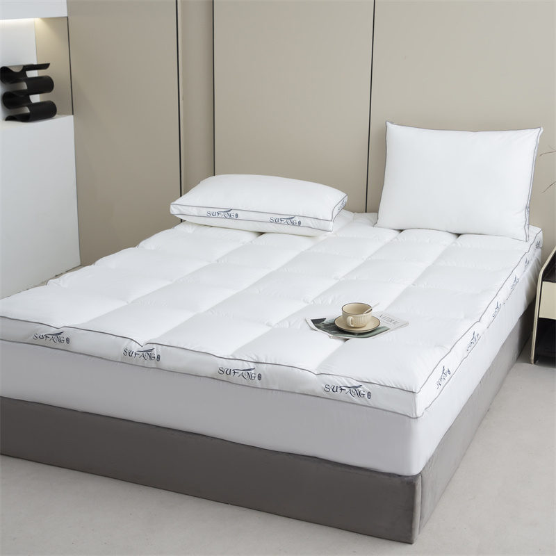 Özelleştirilmiş Baskı Logo Mikrofiber Dolgulu 40'lı Yıllar Borulu Yatak Topperlı Downproof Kumaş Özelleştirilmiş Baskı Logo Mikrofiber Dolgulu 40'lı Yıllar Borulu Yatak Topperlı Downproof Kumaş