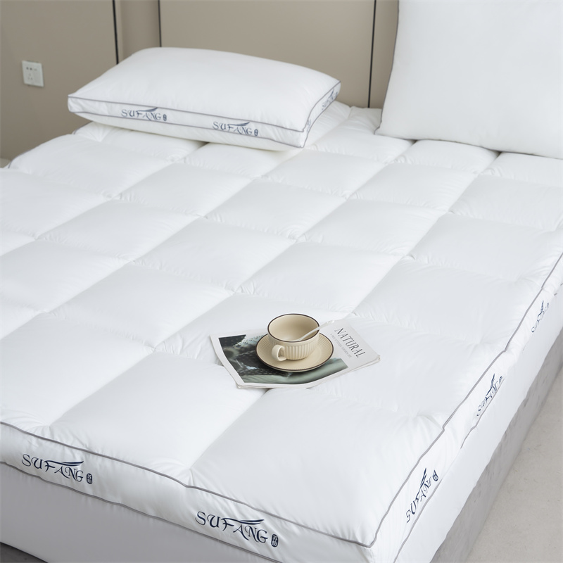 Özelleştirilmiş Baskı Logo Mikrofiber Dolgulu 40'lı Yıllar Borulu Yatak Topperlı Downproof Kumaş Özelleştirilmiş Baskı Logo Mikrofiber Dolgulu 40'lı Yıllar Borulu Yatak Topperlı Downproof Kumaş