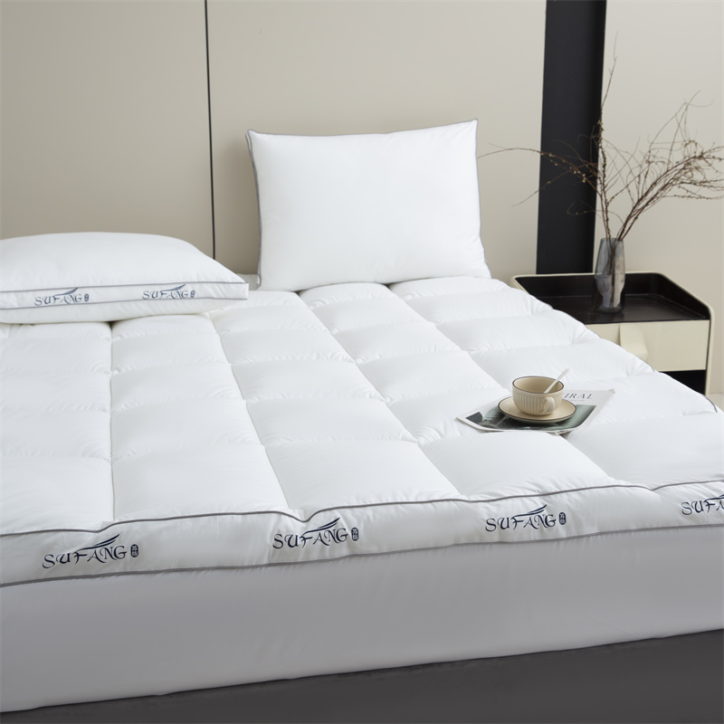 Özelleştirilmiş Baskı Logo Mikrofiber Dolgulu 40'lı Yıllar Borulu Yatak Topperlı Downproof Kumaş Özelleştirilmiş Baskı Logo Mikrofiber Dolgulu 40'lı Yıllar Borulu Yatak Topperlı Downproof Kumaş