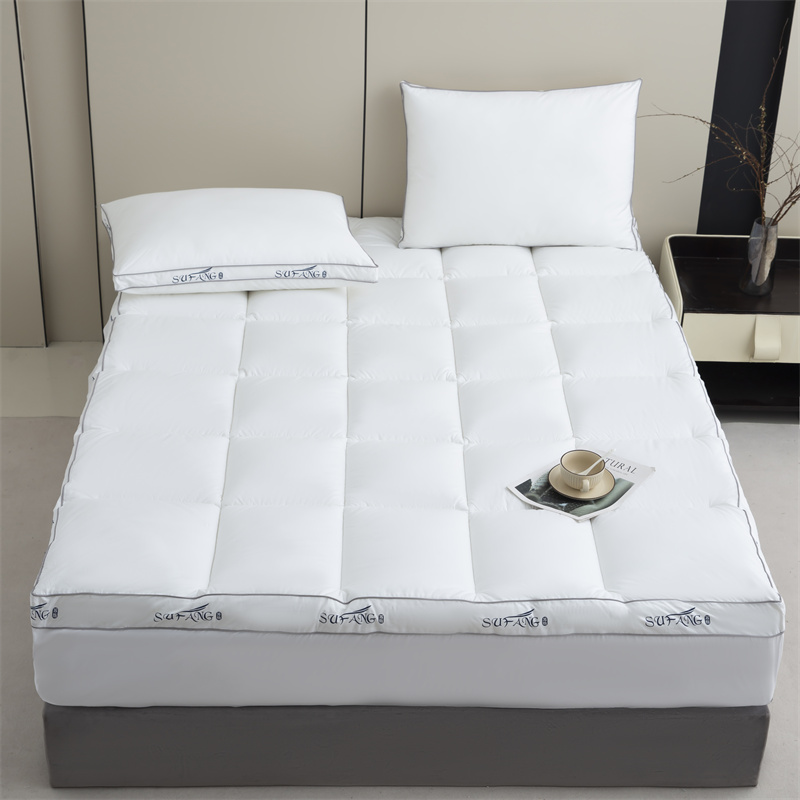 Özelleştirilmiş Baskı Logo Mikrofiber Dolgulu 40'lı Yıllar Borulu Yatak Topperlı Downproof Kumaş Özelleştirilmiş Baskı Logo Mikrofiber Dolgulu 40'lı Yıllar Borulu Yatak Topperlı Downproof Kumaş