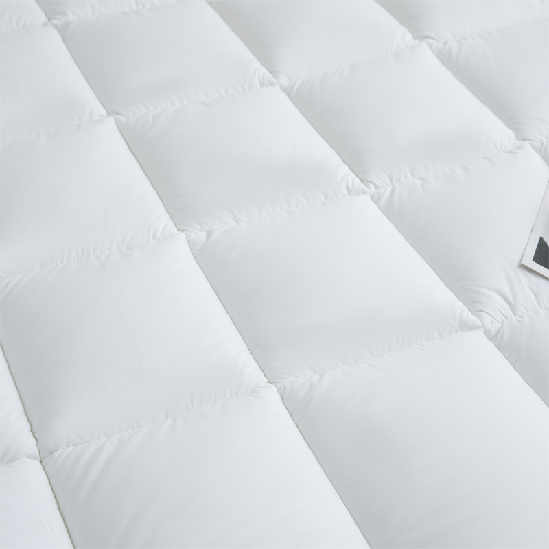 Özelleştirilmiş Baskı Logo Mikrofiber Dolgulu 40'lı Yıllar Borulu Yatak Topperlı Downproof Kumaş Özelleştirilmiş Baskı Logo Mikrofiber Dolgulu 40'lı Yıllar Borulu Yatak Topperlı Downproof Kumaş