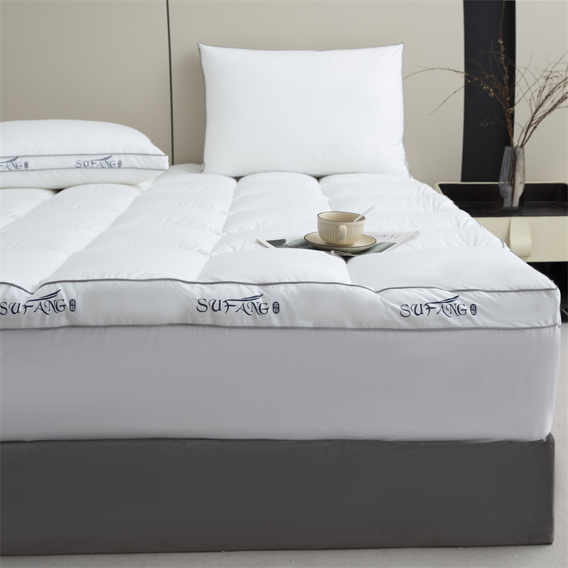 Özelleştirilmiş Baskı Logo Mikrofiber Dolgulu 40'lı Yıllar Borulu Yatak Topperlı Downproof Kumaş Özelleştirilmiş Baskı Logo Mikrofiber Dolgulu 40'lı Yıllar Borulu Yatak Topperlı Downproof Kumaş